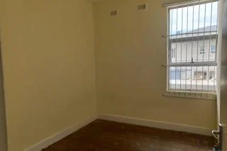 ROOM TO LET (No 4) in well maintained building, close to shops & central town. in Quigney Beach, East London
