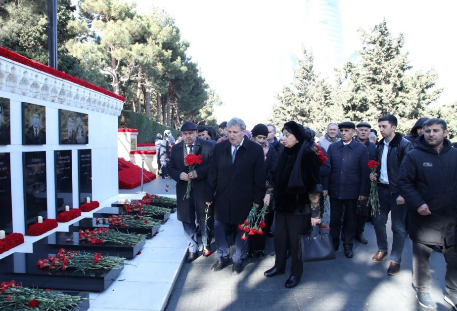 AMEA-nın kollektivi Şəhidlər xiyabanını ziyarət edib