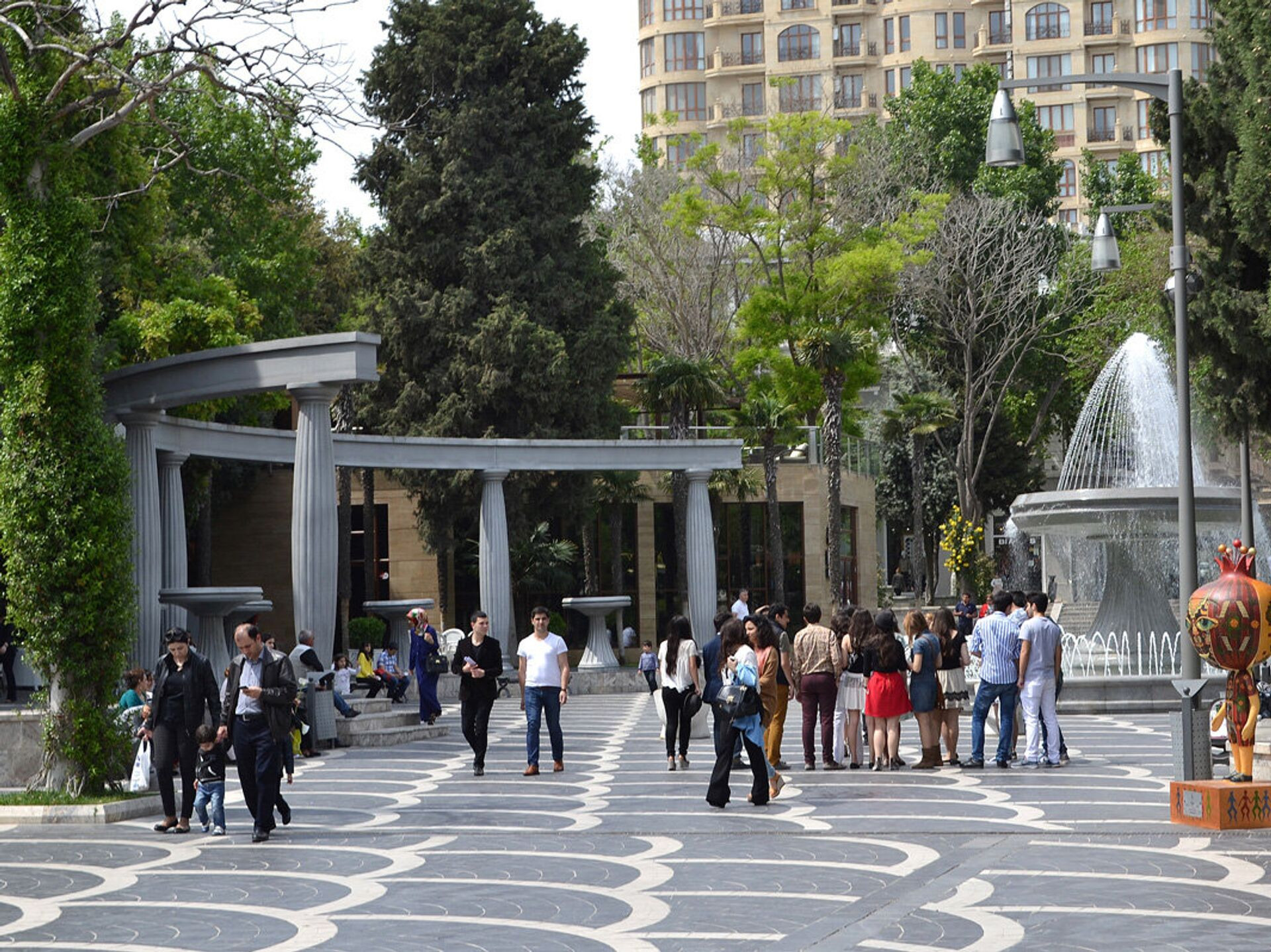“Fəvvarələr” meydanındakı qanunsuz tikili sökülür