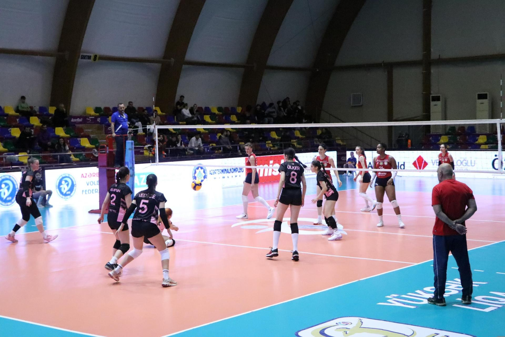Qadın voleybolçular arasında Azərbaycan çempionatında növbəti turun oyunları keçirilib