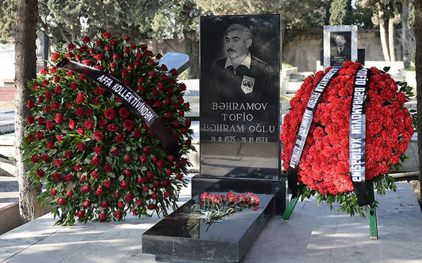 AFFA rəhbərliyi Tofiq Bəhramovun məzarını ziyarət edib