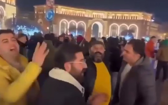 İrəvanın mərkəzində "Qarabağ" oxudular -