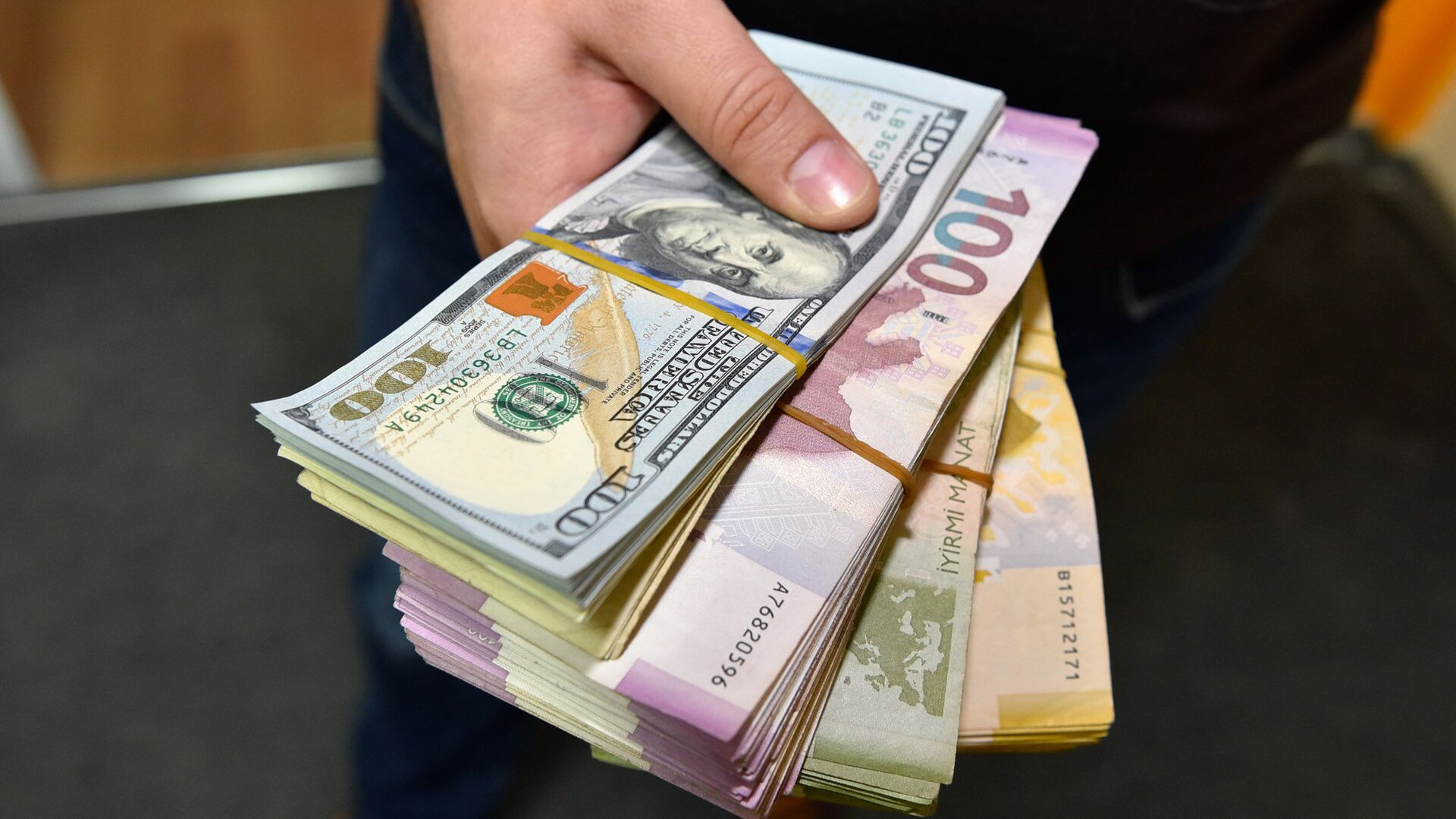 Ölkədə pul bazası 0,7 % azalıb