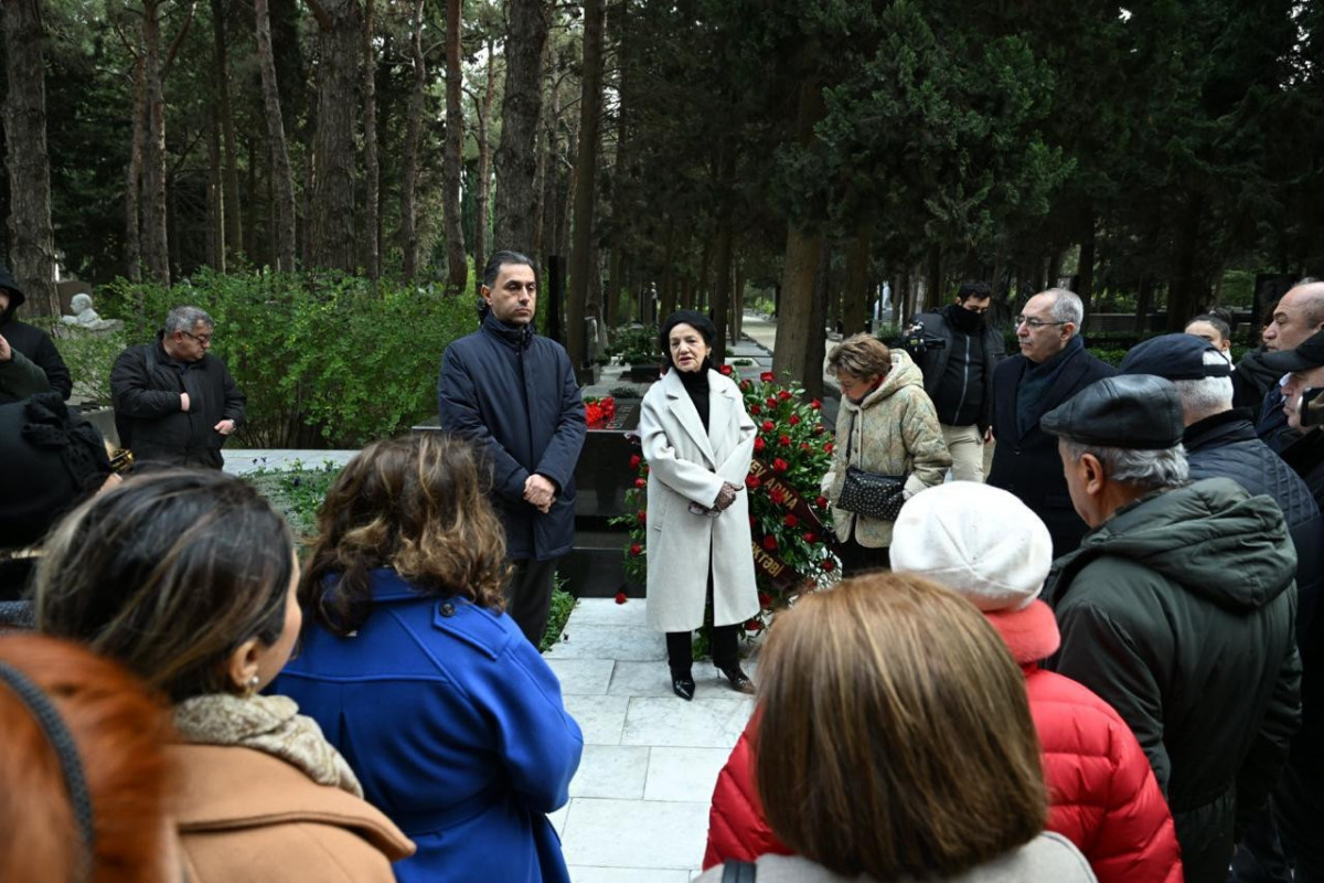 Qara Qarayevin məzarı ziyarət edilib