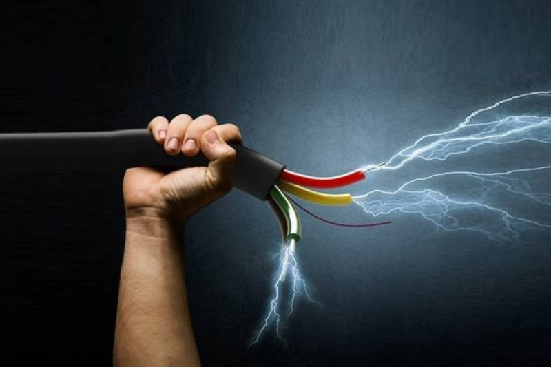 21 yaşlı gənci elektrik cərəyan vurub