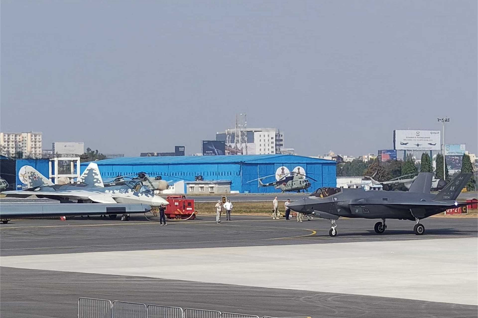 Rusiyanın Su-57 təyyarəsi Hindistandakı sərgidə ilk uçuşunu etdi