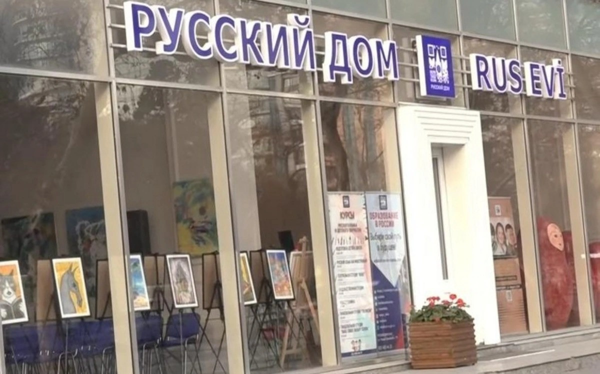 Bakıda “Rus evi”nin yerləşdiyi binadakı lövhə və yazılar sökülür