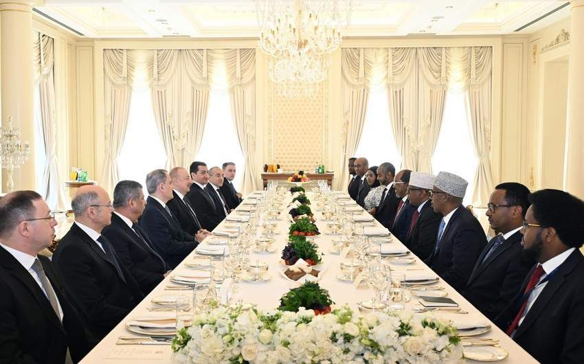 İlham Əliyevin Somali Prezidenti ilə lanç əsnasında geniş tərkibdə görüşü olub