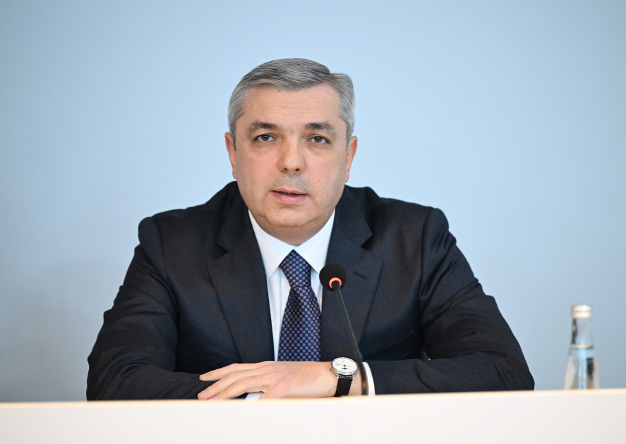 Samir Nuriyev yeni sədri kollektivə təqdim edib