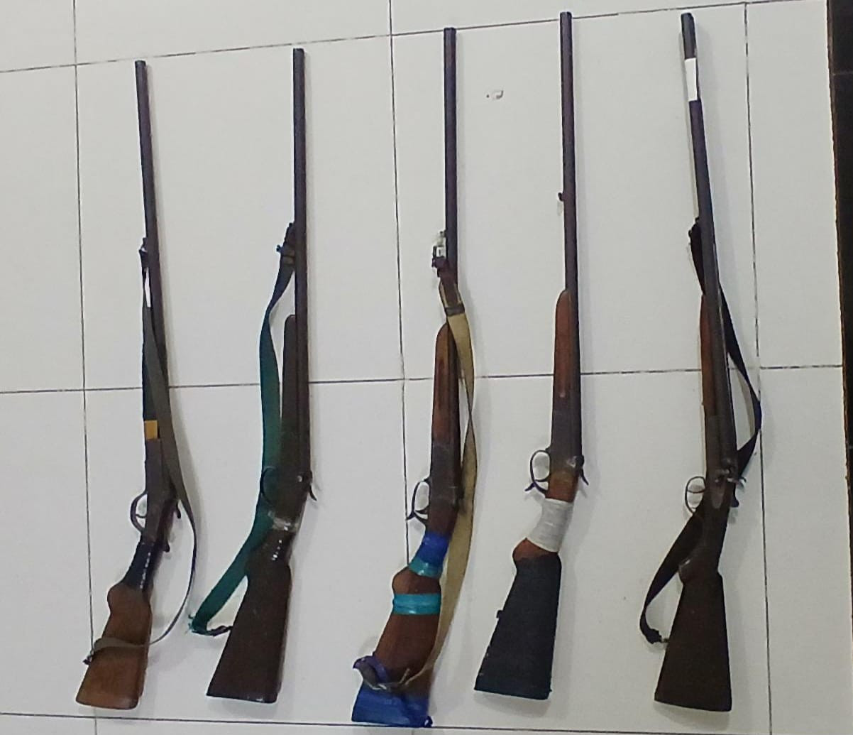 Qanunsuz saxlanılan silahlar polisə təhvil verilib