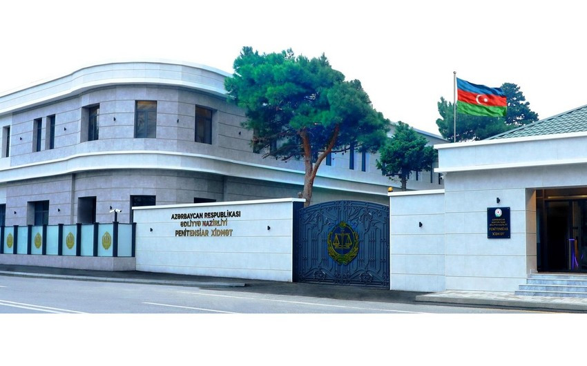 Həbsdə olan nişanlısına telefon ötürmək istədi