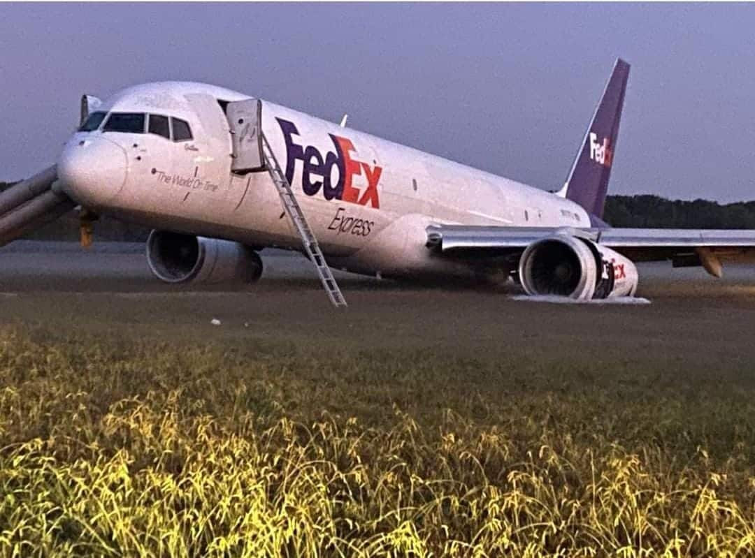 FedEx təyyarəsi təcili eniş etdi