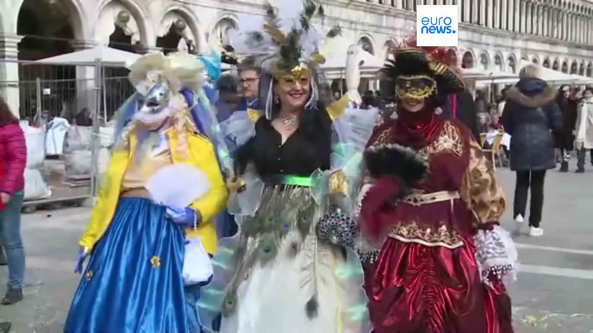 Venesiya karnavalı son həftəsonuna girərkən tam şənlik proqramı