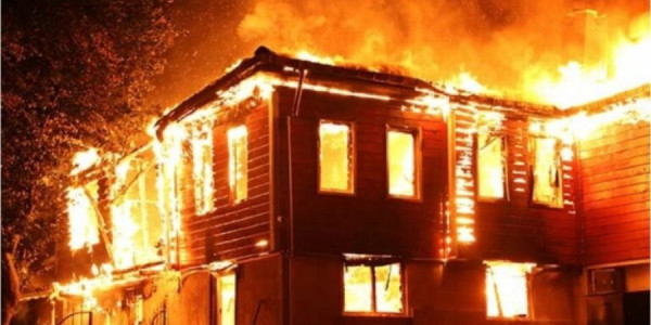 İndoneziyada yanğın: 120 ənənəvi ev məhv oldu