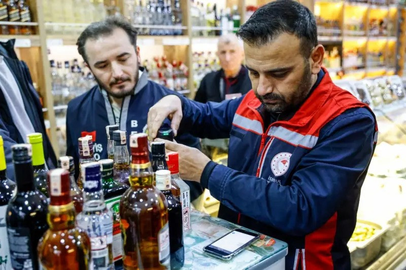 İstanbul və Ankarada saxta spirtlə bağlı istintaq: 52 şübhəli həbs edilib