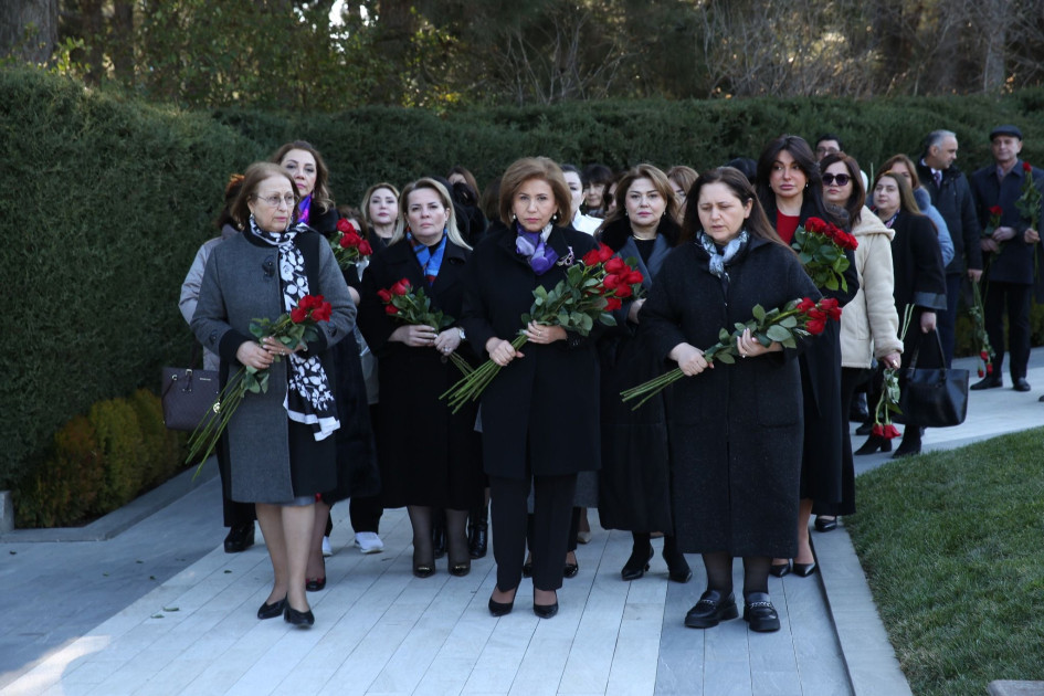 Dövlət Komitəsinin kollektivi və bir qrup ictimai fəal qadın Fəxri xiyabanı ziyarət edib