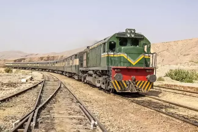 Pakistanda sərnişin qatarına hücum