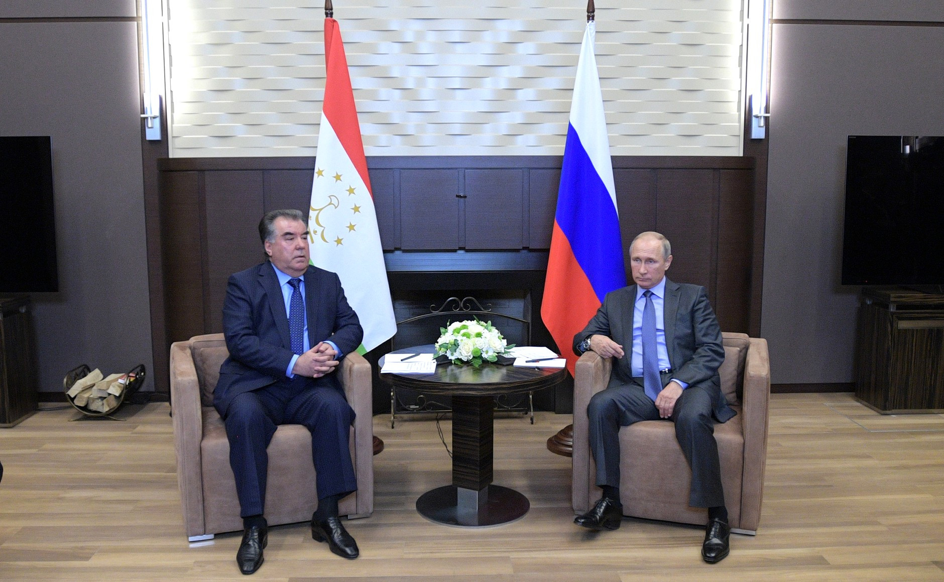 Kremldə Putin və Rahmon arasında məhdud tərkibdə danışıqlar başlayıb