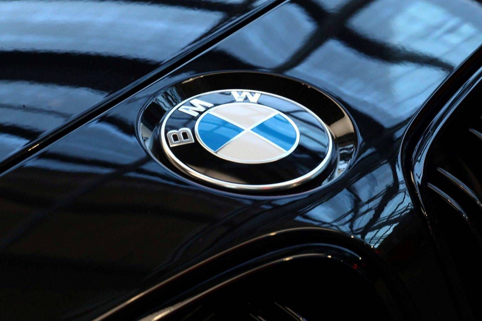 Tramp BMW-yə qarşı: Avtomobil nəhəngi zərərləri hesablayır