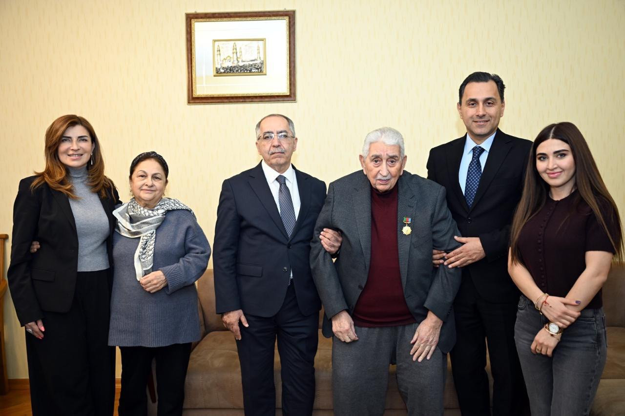 Xalq artistinə "Heydər Əliyevin 100 illiyi" yubiley medalı təqdim olundu