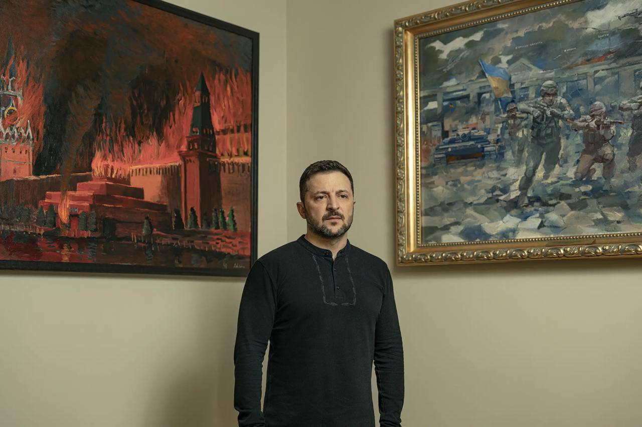 Zelenskinin ofisində yanan Kreml və mavzoleylə bağlı şəkil asılıb