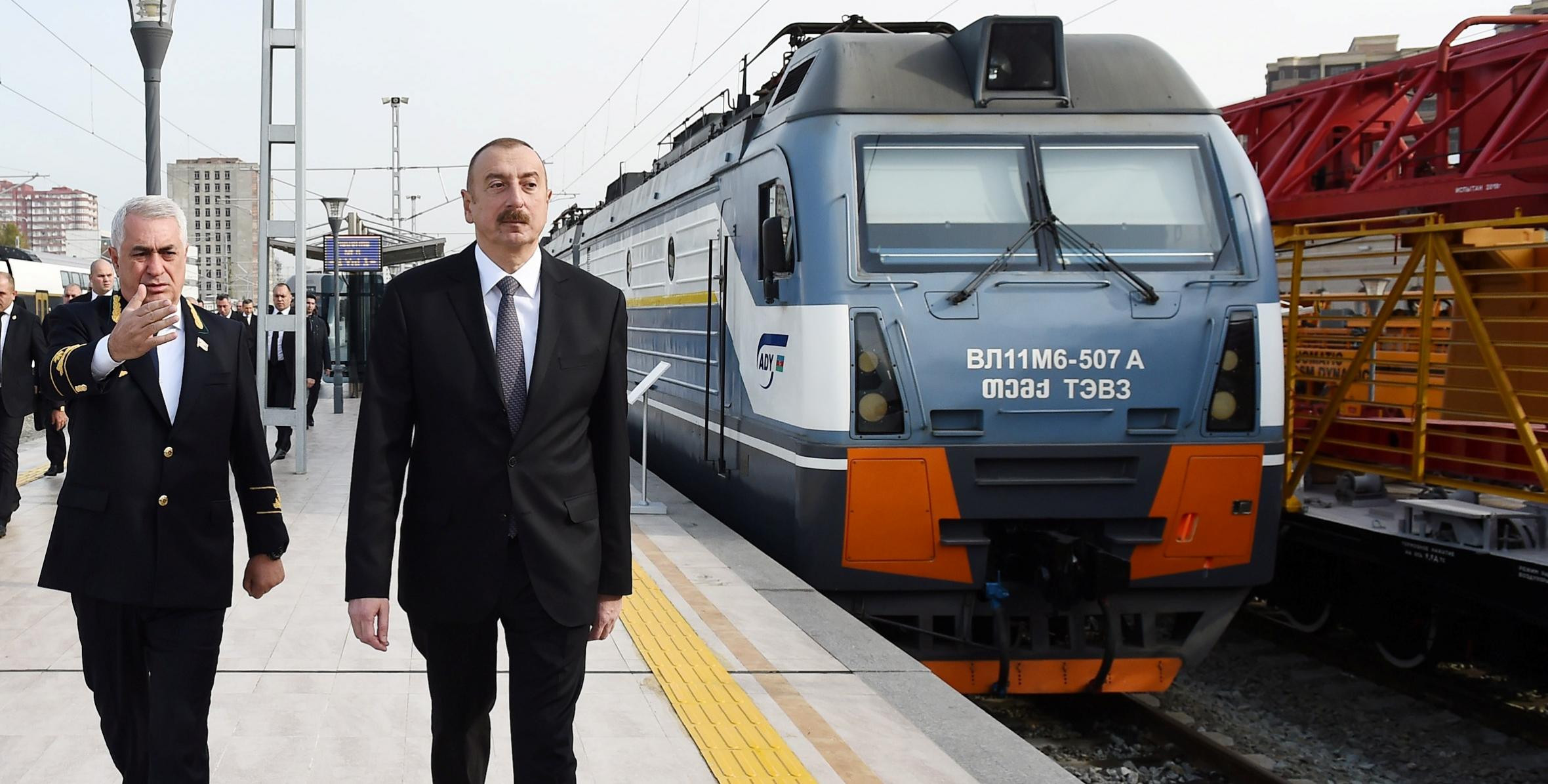 Dövlət başçısı Bakı Dəmiryol Vağzalı və metronun “28 May” stansiyasının qarşısında yaradılan şəraitlə tanış olub