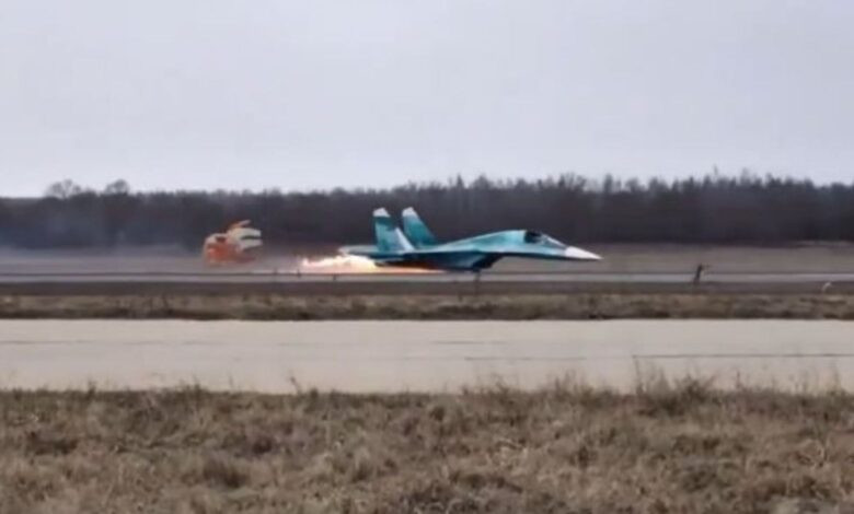 “Su-34” döyüş təyyarəsi qığılcımlara bürünərək eniş edib