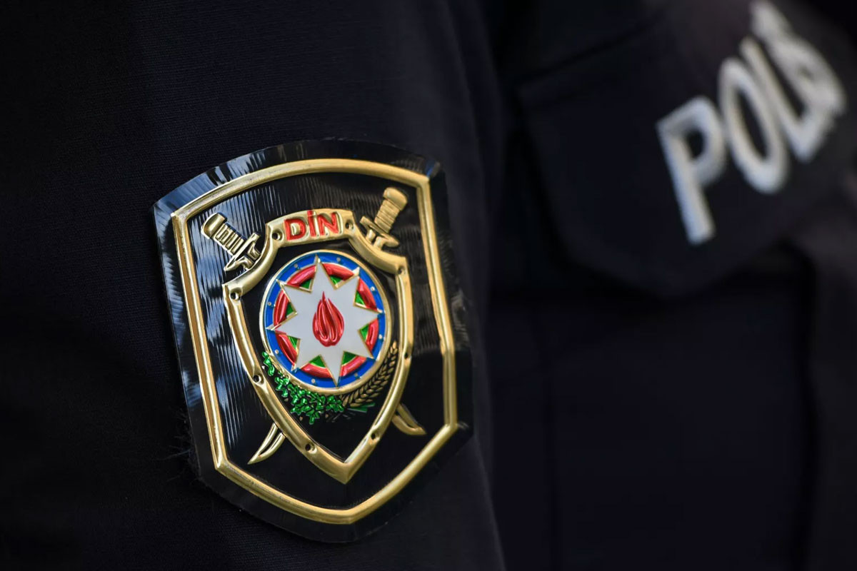 Polis əməkdaşları 5 avtomat silahı, 1 qumbara aşkar edərək götürüblər