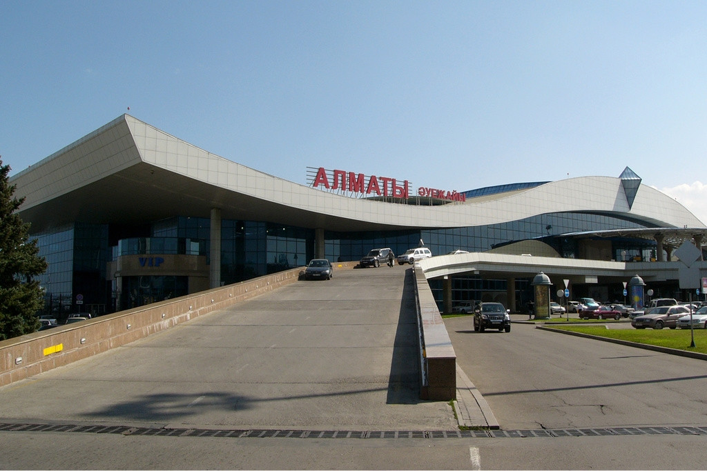 Sərnişinlər Almatı hava limanında qaldı