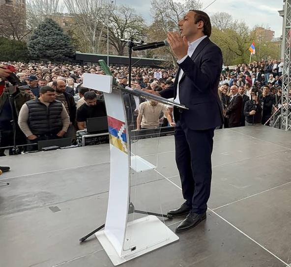 İrəvanda Qarabağı tərk etmiş ermənilər etiraz aksiyası keçirdi
