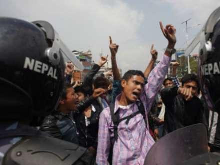 Nepalda monarxiya və respublika tərəfdarları arasında toqquşma: 2 ölü, onlarla yaralı