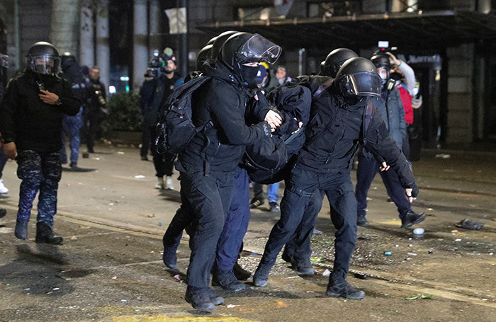 Tbilisidə etiraz aksiyası zamanı polis avtomobilini zədələyən Rusiya vətəndaşı saxlanılıb