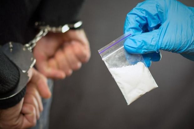 Bakıda qadın həbsdəki ərinə antiperspirant qabının içində narkotik keçirmək istəyib