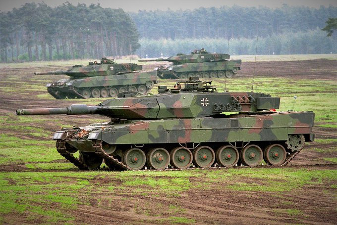 Alman tankları Belarus və Rusiya sərhədində