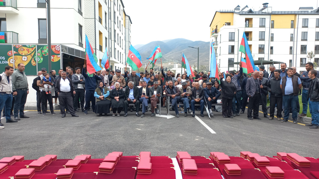 Suqovuşan kəndinə yola salınan növbəti köç karvanı çatıb, mənzillərin açarları təqdim edilib -