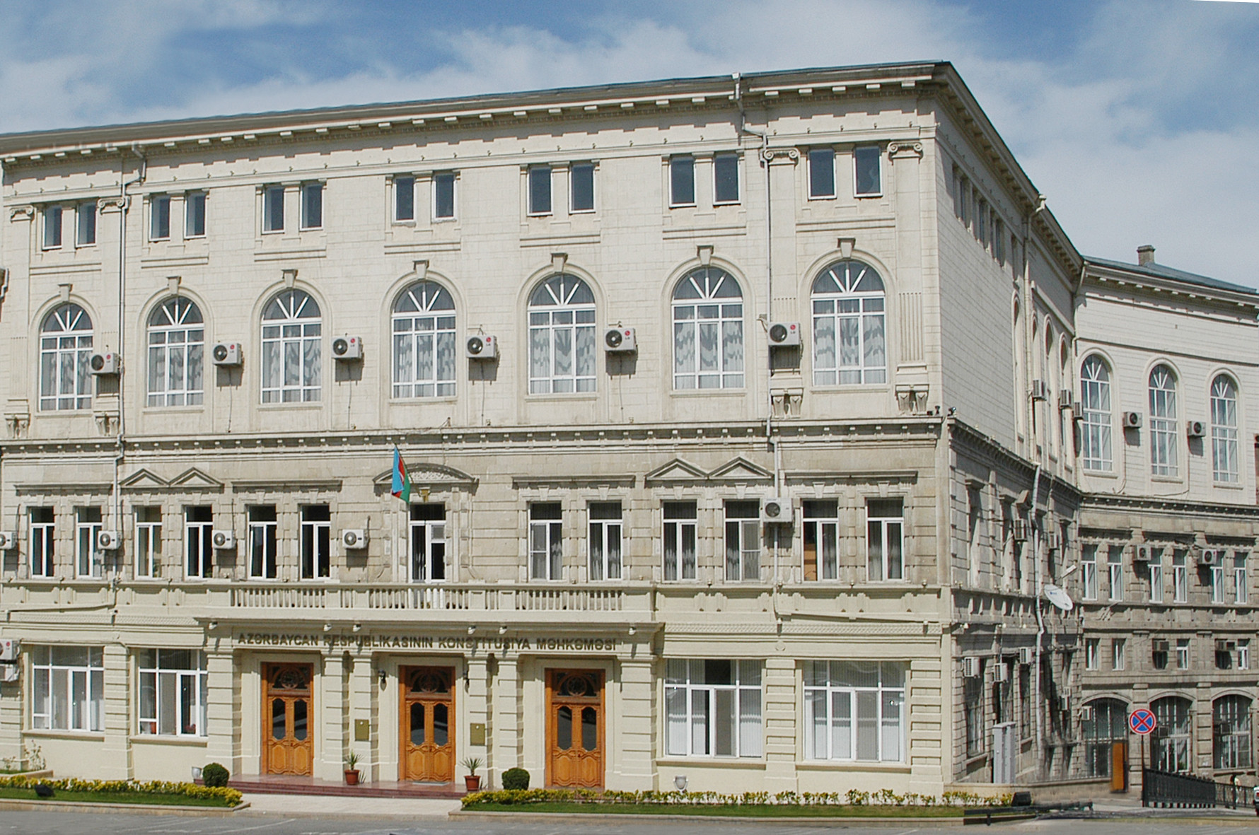 Konstitusiya Məhkəməsi hakimlərinin vəzifədə olmasının yaş həddi artırılıb