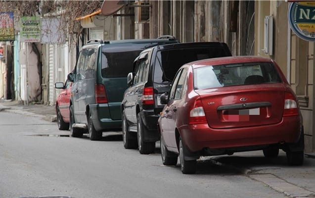Yol polisi maşını səkidə saxlayan sürücülərə müraciət edib
