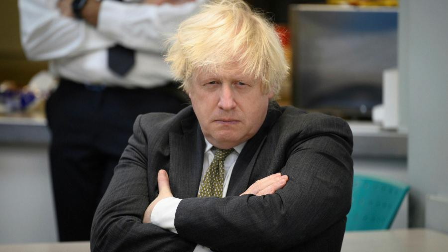 Boris Conson dəvəquşunun hücumuna məruz qalıb