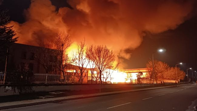 İstanbulda yanğın baş verib