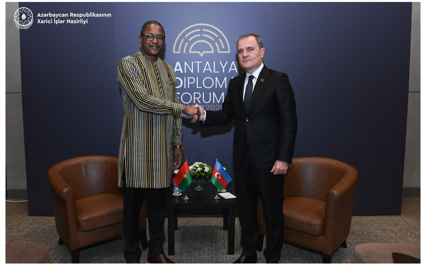 Ceyhun Bayramov Burkina Faso XİN rəhbəri ilə əməkdaşlıq potensialını müzakirə edib -