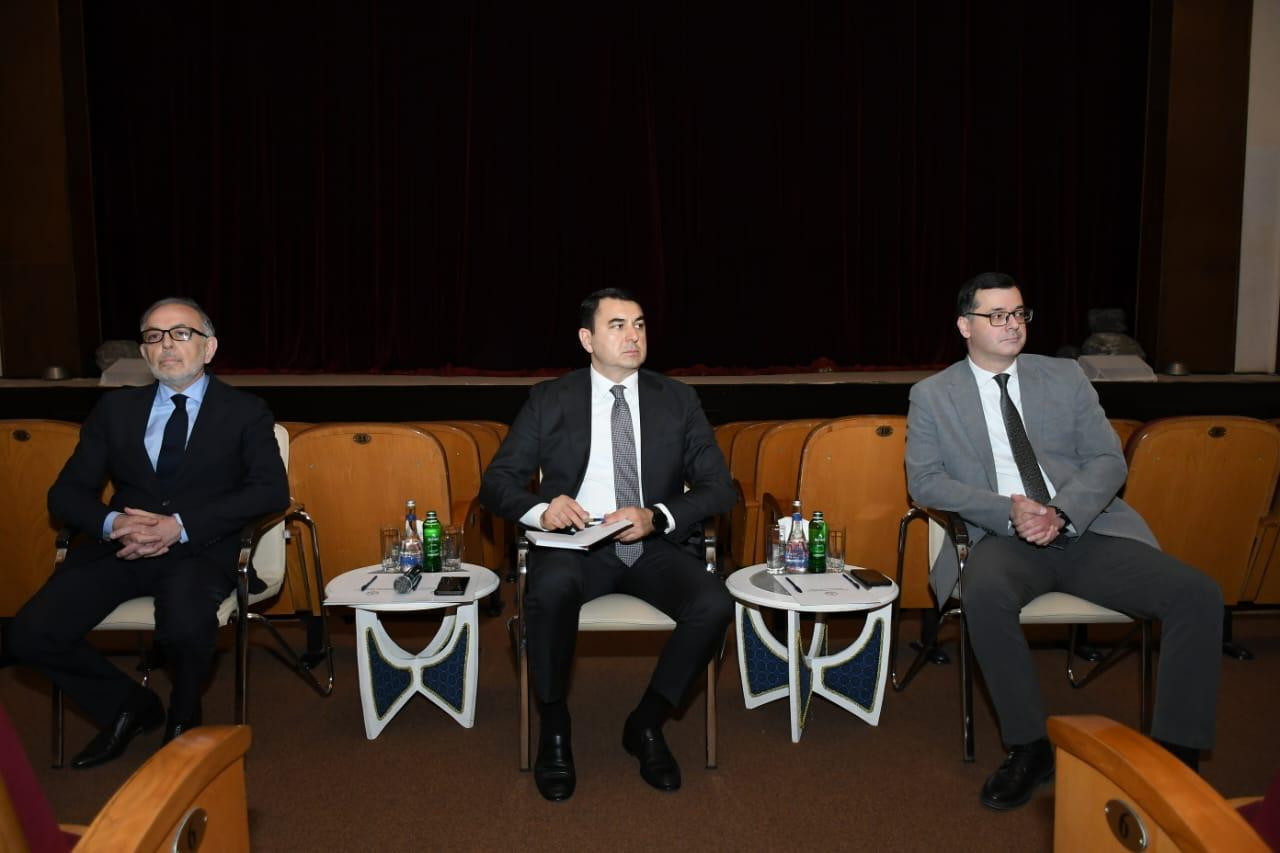 Mədəniyyət naziri Akademik Rus Dram Teatrının kollektivi ilə görüşüb