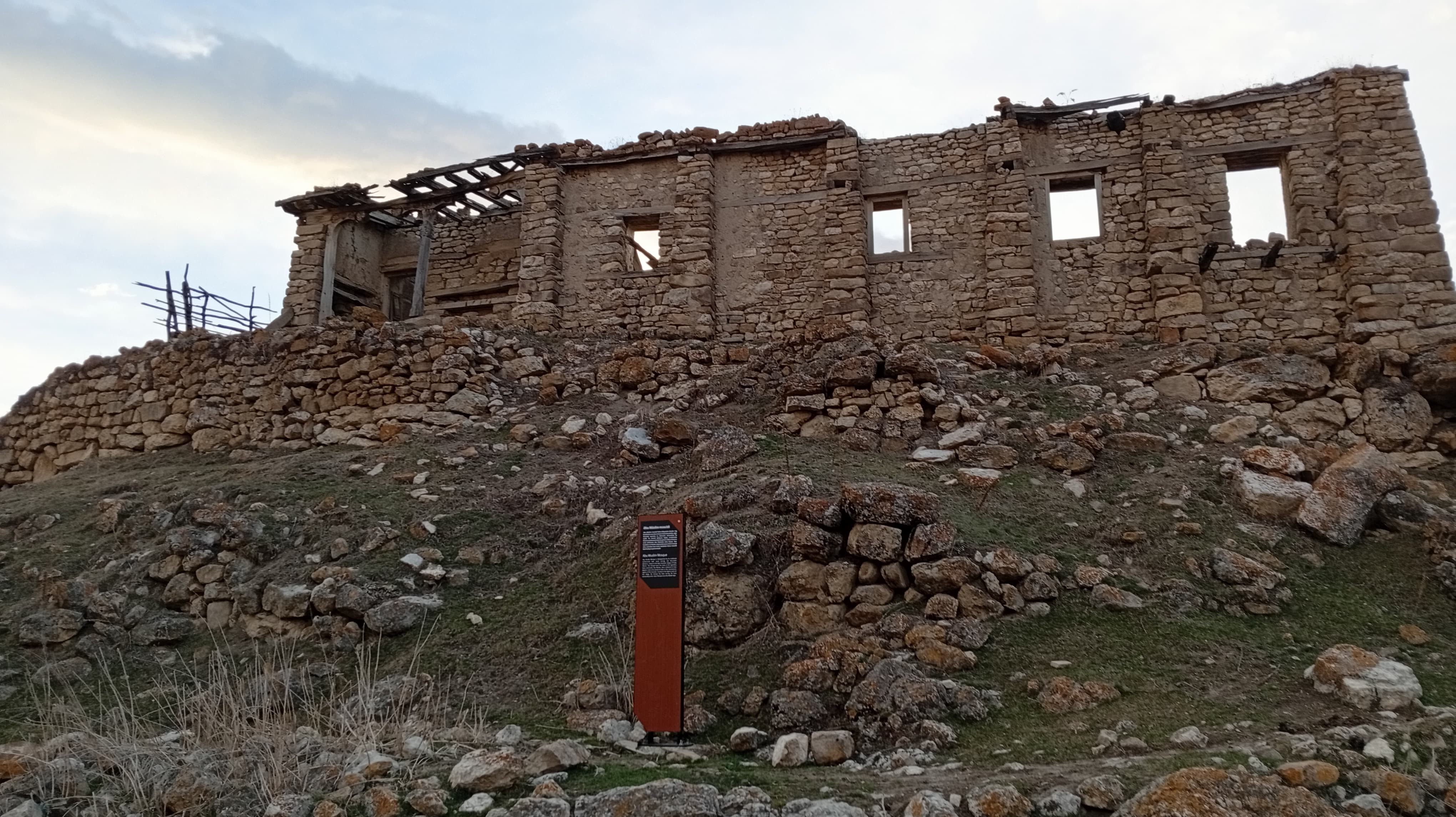 Abidə tez bir zamanda təmir edilməsə, təbii təsirlərdən dağılacaq -
