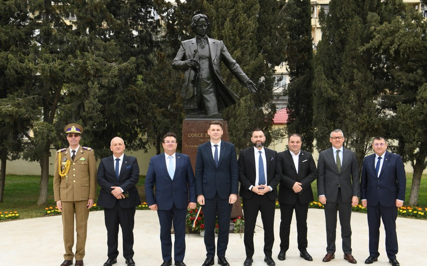 Rumıniya parlamentariləri Bakıda dahi bəstəkar Corce Eneskunun abidəsini ziyarət edib