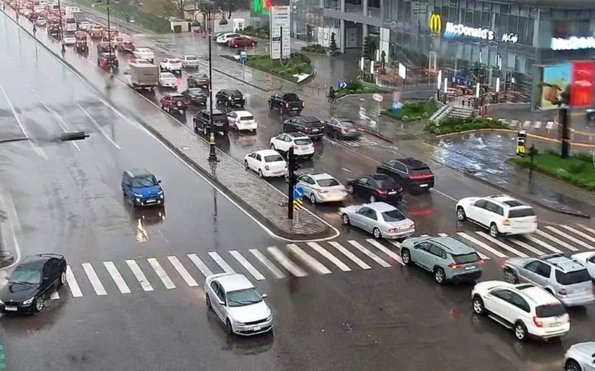 Bakının bir sıra yollarında tıxac yaranıb