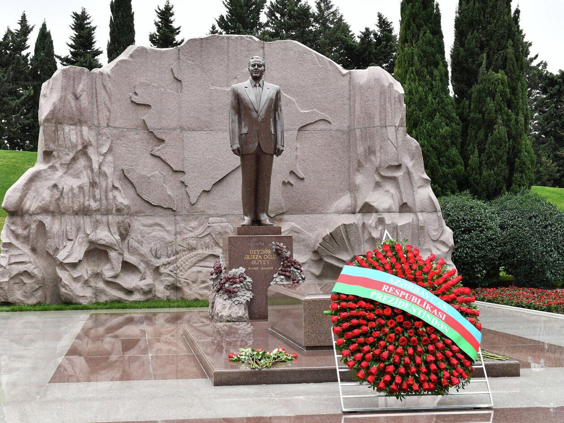 Gürcüstan Prezidenti Ulu Öndər Heydər Əliyevin məzarını ziyarət edib