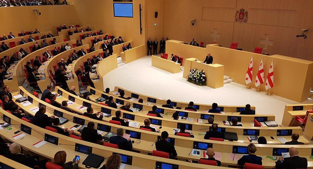 Gürcüstan parlamenti xarici qrantlara nəzarəti sərtləşdirib