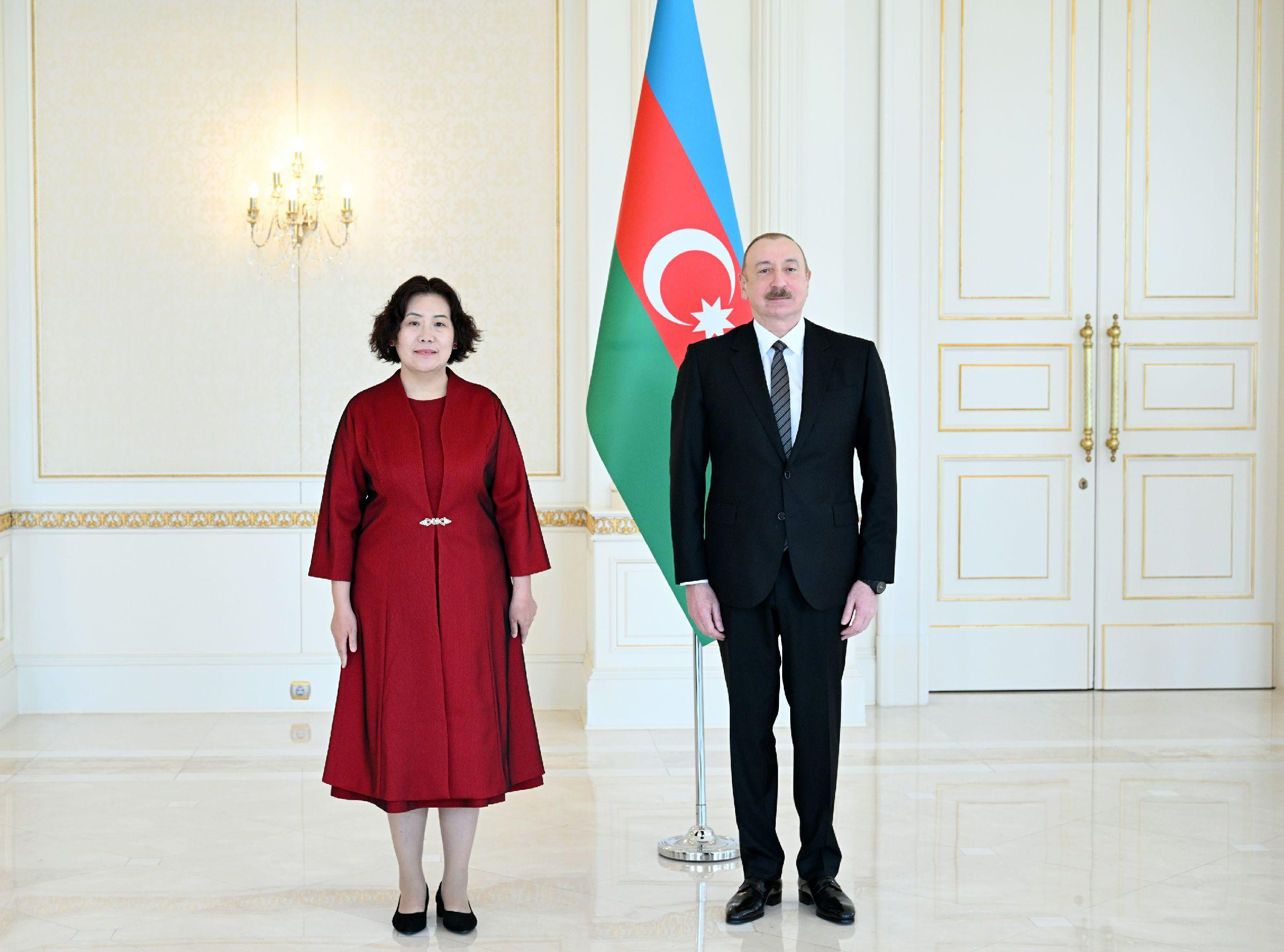 İlham Əliyev Çinin Azərbaycanda yeni təyin olunmuş səfirinin etimadnaməsini qəbul edib -