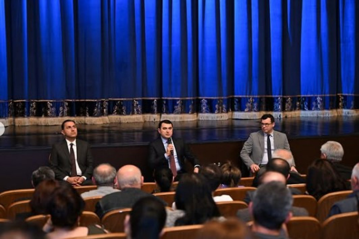 Mədəniyyət naziri Akademik Milli Dram Teatrının kollektivi ilə görüşüb