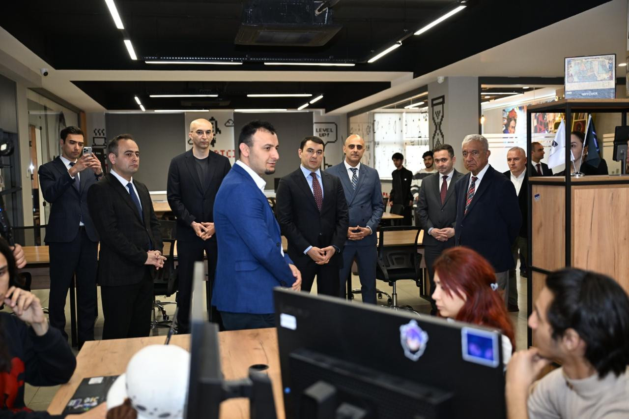 ADA Universitetinin rektoru Hafiz Paşayev Yaradıcı Mərkəzdə yaradılan şəraitlə tanış olub