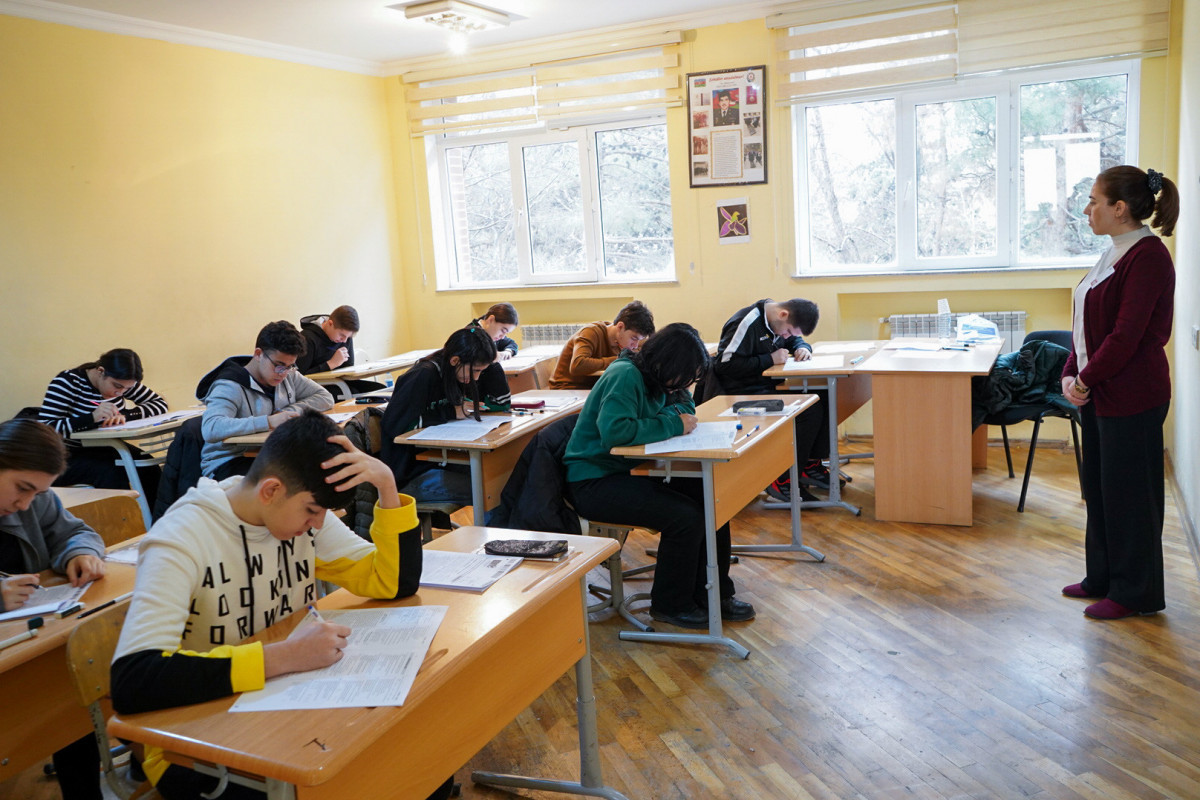 DİM (9 illik) orta təhsil səviyyəsi üzrə buraxılış imtaha keçirib